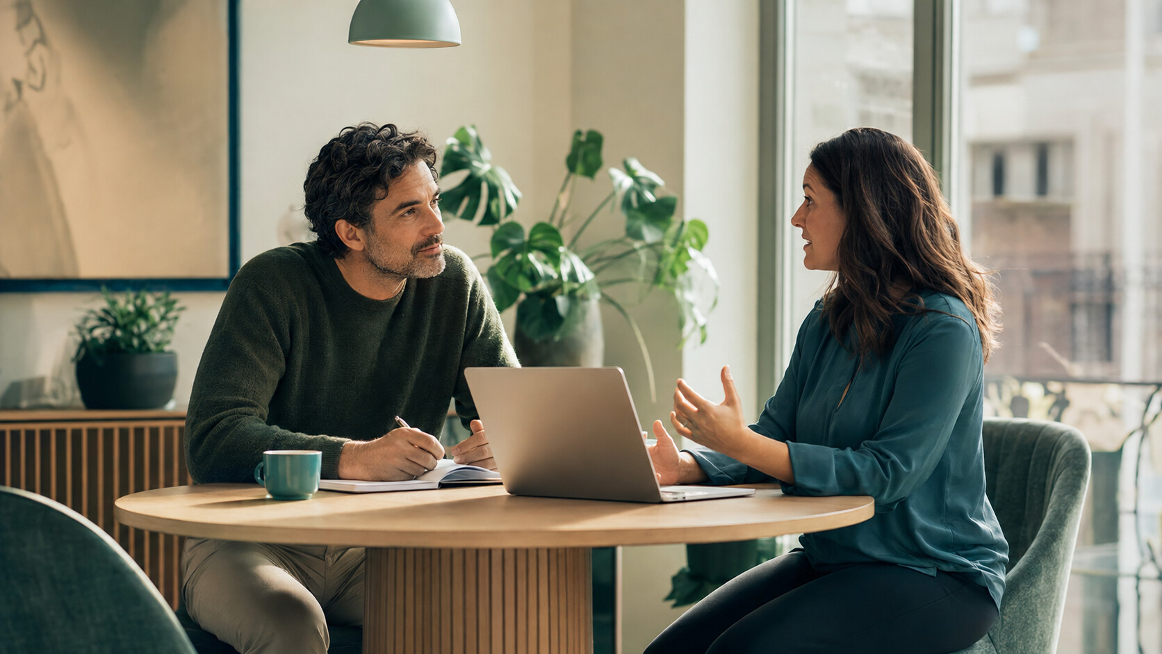 Esperto digitale: consulenza e supporto Consulente digitale ascolta una cliente durante un incontro di progetto