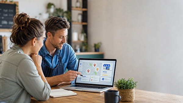 Local SEO per attività e professionisti Mappa digitale con risultati locali per la visibilità di un’attività